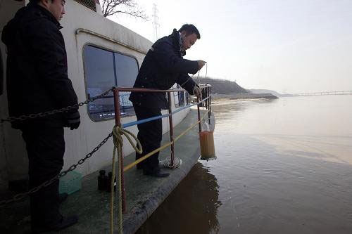 柴油泄漏形成污染帶進(jìn)入黃河 柴油泄漏形成污染帶進(jìn)入黃河