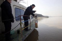 柴油泄漏形成污染帶進入黃河 柴油泄漏形成污染帶進入黃河